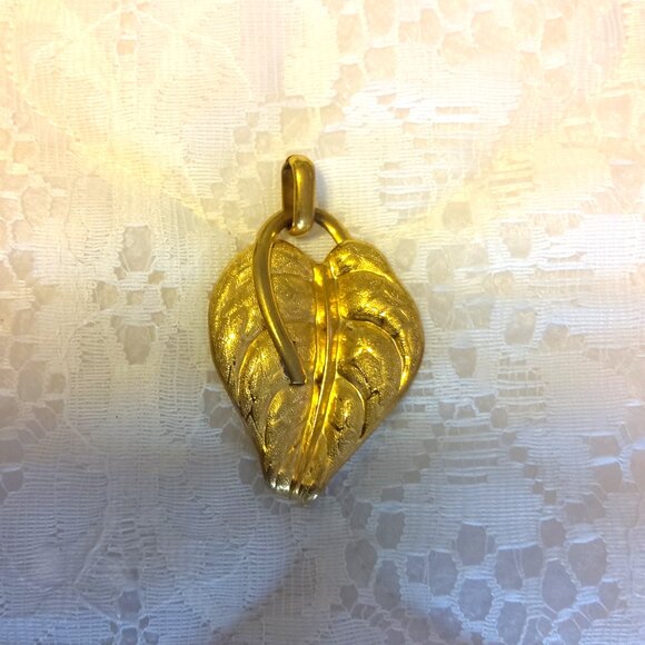 VTG Gold Tone Charm Vintage Leaf Floral Pendant - Picture 3 of 9